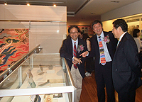（左起）鄧聰教授、沈祖堯校長和王巍教授一起參觀展品